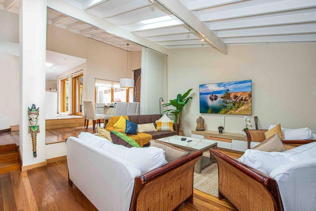 Villa Luxury Retreat - 4bed House W/parking - Mins From Cbd *