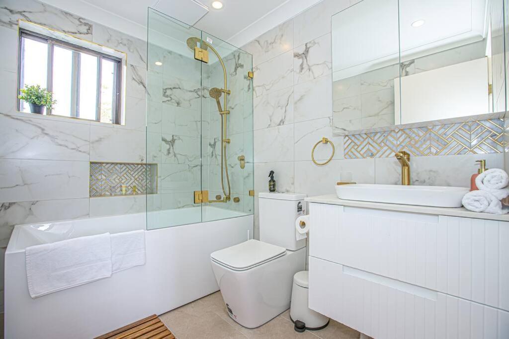 Luxury Retreat - 4bed House W/parking - Mins From Cbd Villa